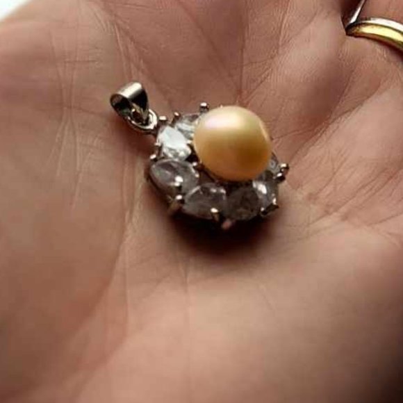 18kt Plated Pearl Pendant - Picture 4 of 7